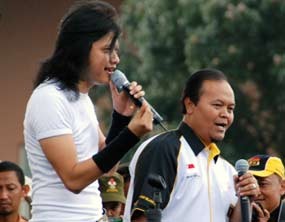 Hidayat Nur Wahid Duet Perdamaian dengan Band Gigi