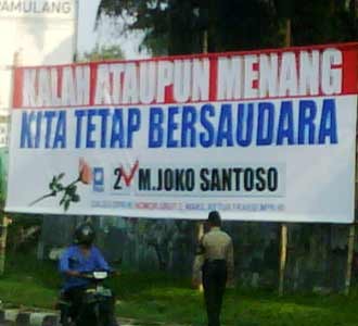 Spanduk Caleg Belum Dibersihkan