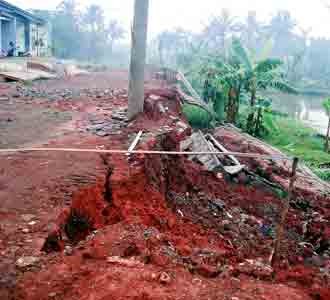 Pagar Pembatas Perumahan Roboh