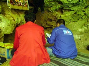 Masa Tenang, Caleg di Sumenep Pilih Ritual di Gua
