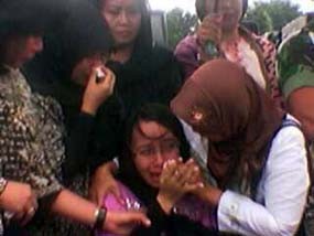 Sambut Jenazah Suami, Istri Pratu Teguh Widodo Histeris