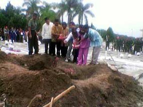 Tembakan Salvo Iringi Pemakaman Pratu Teguh Widodo