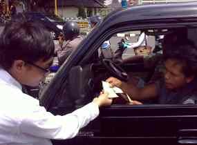 Mahasiswa Semarang Bagi-bagi Amplop di Masa Tenang