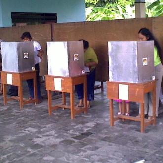 Warga Surabaya Menyontreng