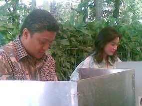 Dede Yusuf Kesulitan Contreng DPD 