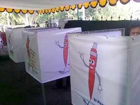Manula Kesulitan Lipat Kertas Suara