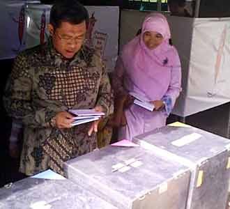 Gubernur Jabar Nyontreng di TPS 1