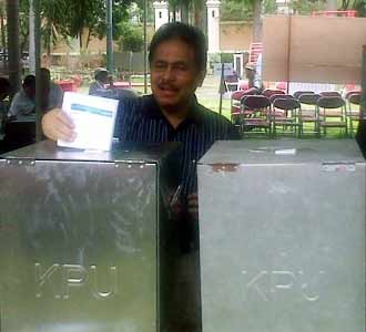 Meneg BUMN Nyontreng di TPS 07
