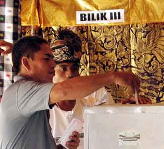 Bali Nyontreng dengan Pakaian Adat