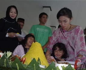 Ussy Sulistiawaty Masih Akrab Dengan Mantan Suami