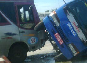 Minibus Terbalik, 1 Orang Tewas & 5 Luka Berat