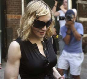 Madonna Masih Ngotot Adopsi Mercy