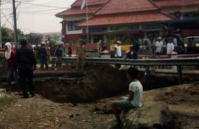 Saluran Air Situ Cipondoh Diperbaiki, Jalanan Ditutup