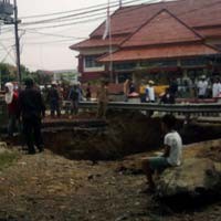 Warga Cipondoh Kebingungan Cari Jalur Alternatif