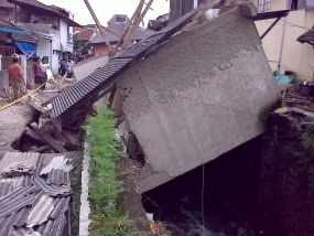 Upah Tukang Bongkar Dibayar DKM