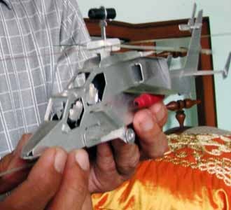 Mengubah Plat Bekas Jadi Barang Seni