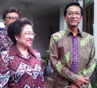 Sultan Tiba di Rumah Mega