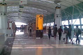 Hari Perdana Penerbangan, Terminal 3 Cengkareng Ramai Pengunjung