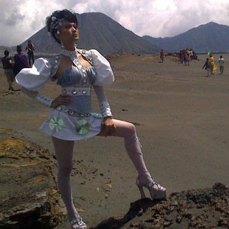 Peragaan Busana di Gunung Bromo