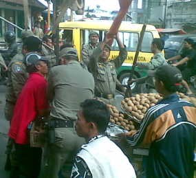 Satpol PP Angkut Topeng Monyet Hingga Motor yang Parkir Ilegal