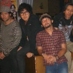 Naif Intim Dengan Penggemar di Malam Minggu