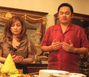 Nia Daniati Ultah ke-45, Farhat Makin Cinta