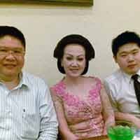Satu Keluarga Diwisuda Bareng Pecahkan Rekor Muri