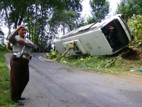 Bus Rombongan Wali Songo Numplek, 23 Penumpang Selamat