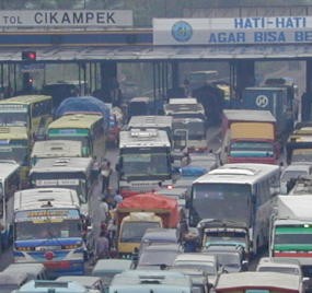 Truk Mogok, Tol Jakarta-Cikampek Macet Panjang