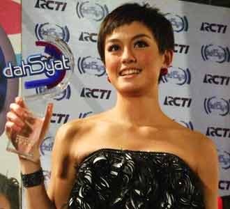 Agnes Monica Kalahkan Mulan