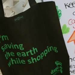 Mahasiswa Kampanyekan Tas Kain