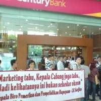 Puluhan Nasabah Geruduk Bank Century Kelapa Gading
