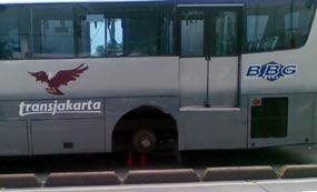 Perbaiki Mesin, Tangan Pengemudi Bus Trans Jakarta Patah
