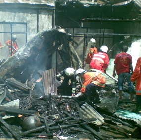 Satu Rumah terbakar di Belakang Chase Plaza