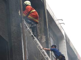 Satu Rumah terbakar di Belakang Chase Plaza