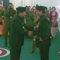 Gubernur  Lantik Rasiyo sebagai Sekdaprov Jatim