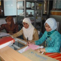 Hari Kartini, Petugas Medis RS Anwar Medika Pakai Kebaya