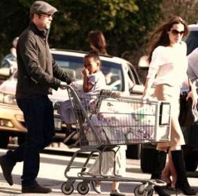 Bantah Retak, Jolie-Pitt Kompak Shopping