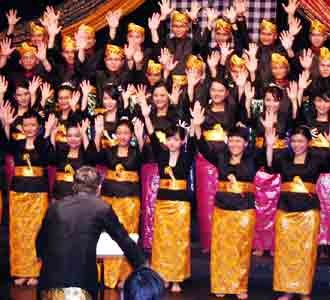 Batavia Madrigal Singers Tampil di Hongoria