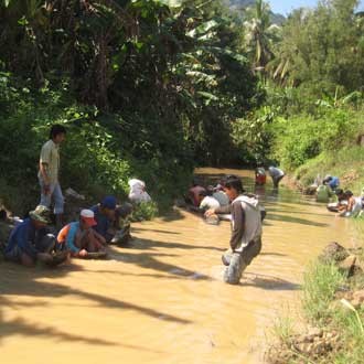 Berburu Emas di Sungai Gunung Pitu