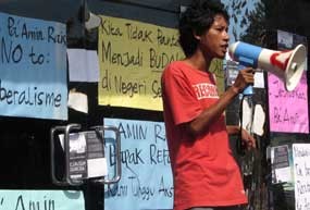 Demo Rumah PAN, Puluhan Pemuda Kritik Amien Rais Dukung SBY