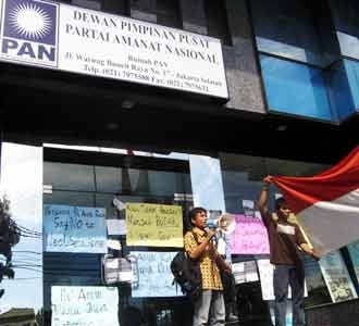 Puluhan Pemuda Kritik Amien Rais