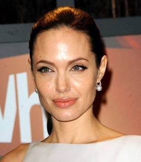 Angelina Jolie Siap Bergaul Dengan Mayat