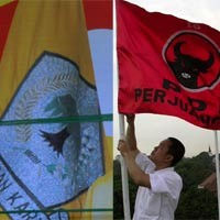 Sambut Rombongan PDIP, JK Kenakan Batik Merah