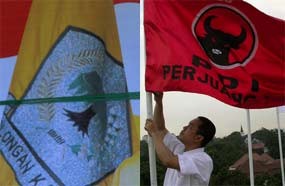 Sambut Rombongan PDIP, JK Kenakan Batik Merah