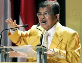 JK Makan Sop Iga di Kantin Istana Wapres 