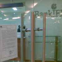 Kantor Pusat Bank IFI Dijaga Brimob