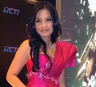 Titi Kamal Bergaun Merah