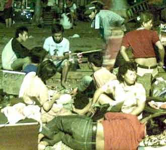 Korban Kebakaran Ngungsi di Stasiun Angke