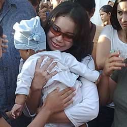 Umroh, Rossa Berdoa Untuk Indonesia